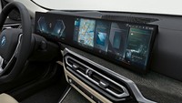 Hadir sebagai perlengkapan standar pada BMW i4 antara lain BMW Live Cockpit Professional, sistem climate control otomatis tiga zona dengan nanofiltrasi, setir berbalut kulit sporty, kaca depan akustik, pencahayaan ambient LED, dan sistem suara enam speaker 100 watt. Foto: Dok. BMW