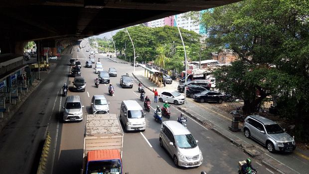 Mobil parkir di trotoar depan Halte TransJakarta Kayu Putih Rawasari.