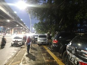Cegah Parkir Liar, Pemkot Jakpus Akan Pasang Barier di Trotoar Rawasari