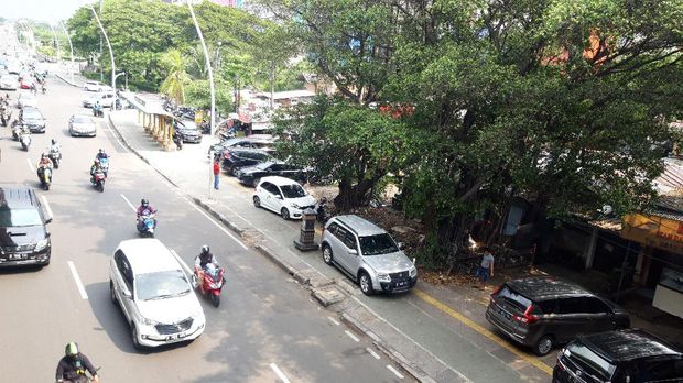 Mobil parkir di trotoar depan Halte TransJakarta Kayu Putih Rawasari.