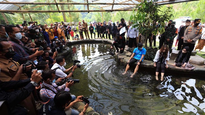 Menteri Pariwisata dan Ekonomi Kreatif Sandiaga Uno mengunjungi Desa Wisata Cibuntu Kuningan, Jawa Barat. Kunjungan ini dalam rangka sosialisasi Anugerah Desa Wisata Indonesia 2021.