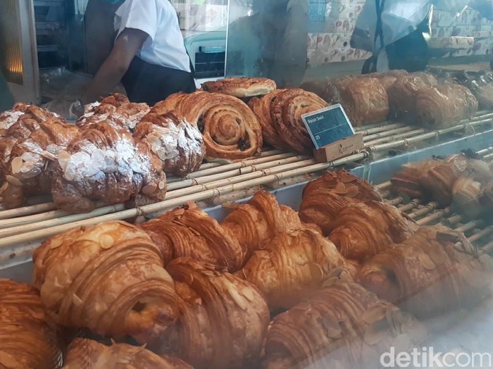 Monsieur Spoon buka di Jakarta. Berlokasi di Urban Farm PIK Unit 5. Menawarkan beragam croissant dan pastry khas Prancis yang enak.