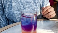 Karena cuaca di PIK cenderung panas, minuman dingin juga cocok dipesan. Spring Purple (Rp 42 ribu) yang tampilannya cantik ini bisa dijadikan andalan. Paduan soda dengan sirup stroberi, lemon, dan Berrybiscus tea. Jadi rasanya asam manis menyegarkan. Foto: detikFood/Yenny Mustika Sari