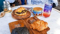 Kamu bisa membeli croissant dalam jumlah satuan. Ada juga menu croissant burger yang cocok buat menu brunch. Foto: detikFood/Yenny Mustika Sari
