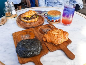Monsieur Spoon: Krenyes Legit Almond Croissant Buatan Bakery Hits di PIK