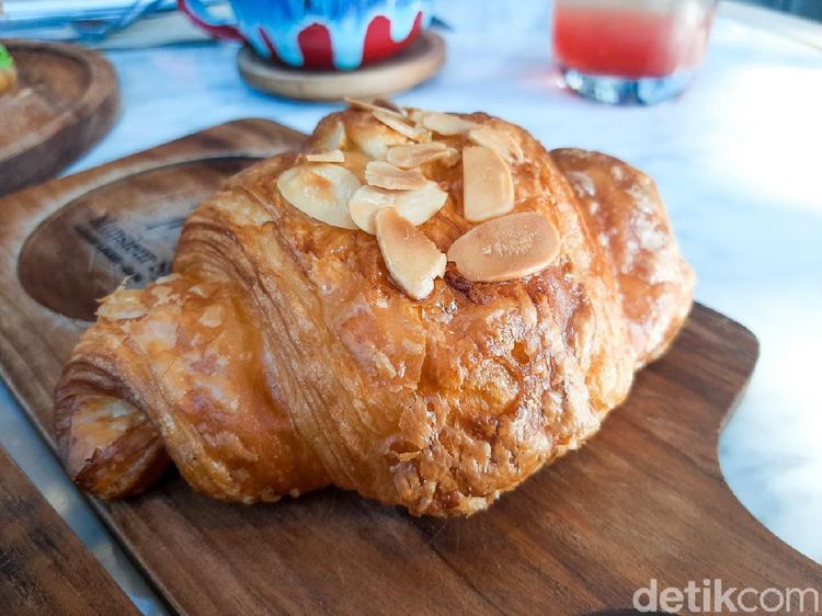 Sarapan Almond Croissant dan Creme Brulee Latte Nikmat di Monsieur Spoon