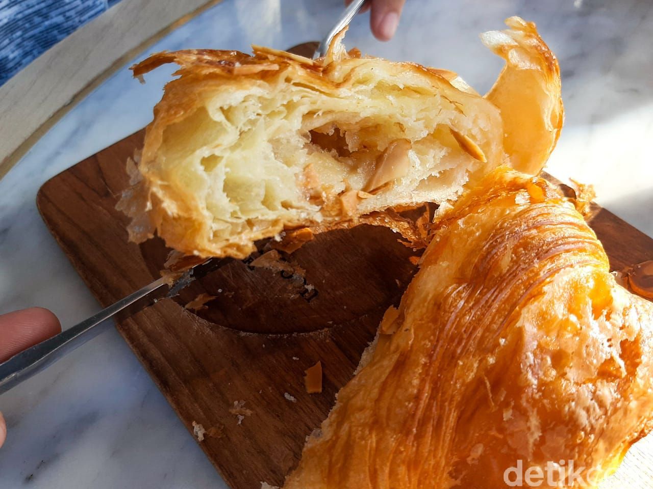 Monsieur Spoon buka di Jakarta. Berlokasi di Urban Farm PIK Unit 5. Menawarkan beragam croissant dan pastry khas Prancis yang enak.
