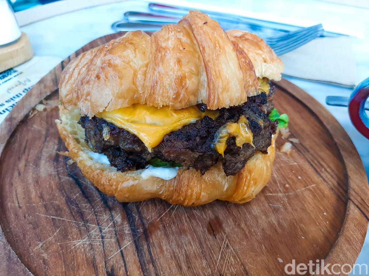Monsieur Spoon buka di Jakarta. Berlokasi di Urban Farm PIK Unit 5. Menawarkan beragam croissant dan pastry khas Prancis yang enak.