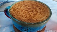 Sarapan croissant sangat cocok dipadukan dengan secangkir kopi hangat yang rasanya lembut. Kamu bisa memesan Creme Brulee Latte (Rp 38 ribu) yang rasanya manis lembut. Foto: detikFood/Yenny Mustika Sari