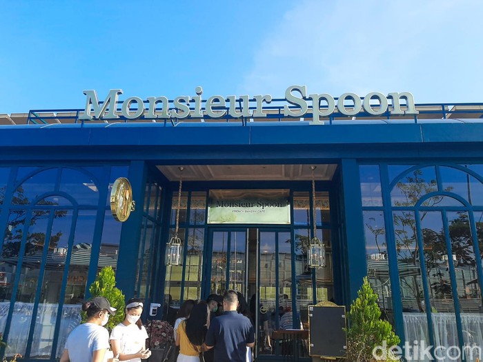 Monsieur Spoon buka di Jakarta. Berlokasi di Urban Farm PIK Unit 5. Menawarkan beragam croissant dan pastry khas Prancis yang enak.