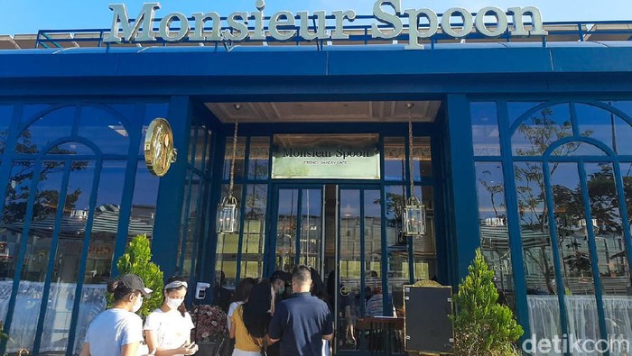 Monsieur Spoon buka di Jakarta. Berlokasi di Urban Farm PIK Unit 5. Menawarkan beragam croissant dan pastry khas Prancis yang enak.