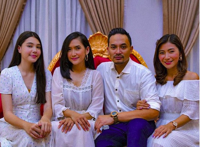Panji Saputra pmeran Pak Tirta bersama dengan 3 istrinya dalam sinetron Zahra