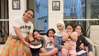 Keluarga bahagia ini tengah merayakan ulang tahun Adelia. Ada cake cokelat yang dipersembahkan khusus untuk ibu 4 anak ini.