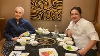 Pasha dan Adelia selalu sempatkan mencari quality time berdua. Salah satu agendanya, makan enak seperti sajian daging panggang ini.