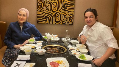 Pasha Ungu Mesra Saat Kulineran Bareng Istri, Intip Momennya!