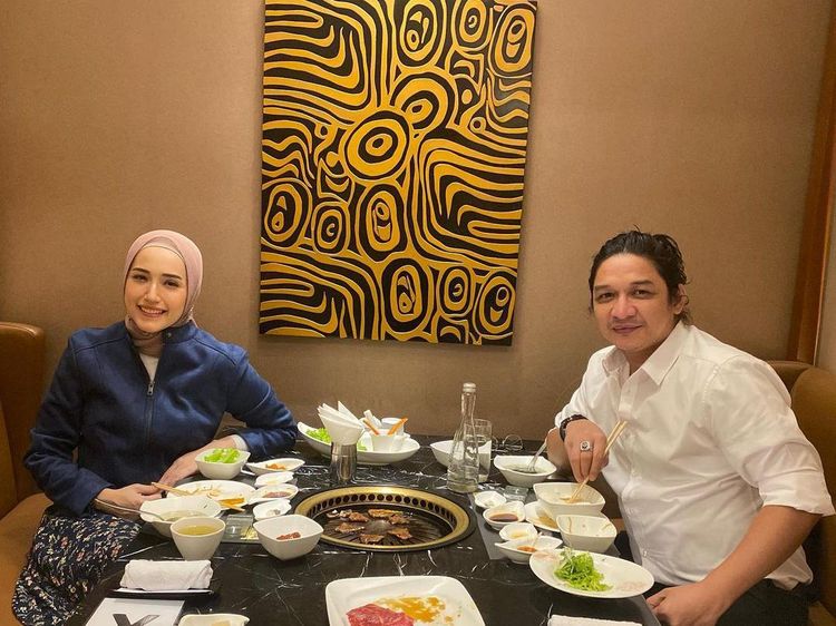 Pasha Ungu Mesra Saat Kulineran Bareng Istri, Intip Momennya!
