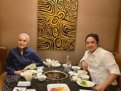 Pasha Ungu Mesra Saat Kulineran Bareng Istri, Intip Momennya!