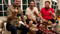 Ngemil martabak jadi agenda pria 41 tahun ini bareng sahabatnya. Ia sangat kompak bersama Sultan Djorghi dan Umay Lubis. 
