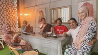 Bulan puasa kemarin, Pasha juga tak melewatkan sahur bareng sang istri dan teman-temannya. Kira-kira mereka makan apa ya?
