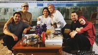 Pasha begitu kompak dengan sang istri. Ia sering kulineran bareng Adelia Pasha dan rekan-rekan artis lain seperti Sultan Djorghi dan Umay Lubis.
