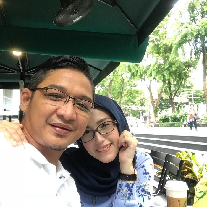 Pasha 'Ungu' Mesra Saat Kulineran Bareng Istri, Intip Momennya!