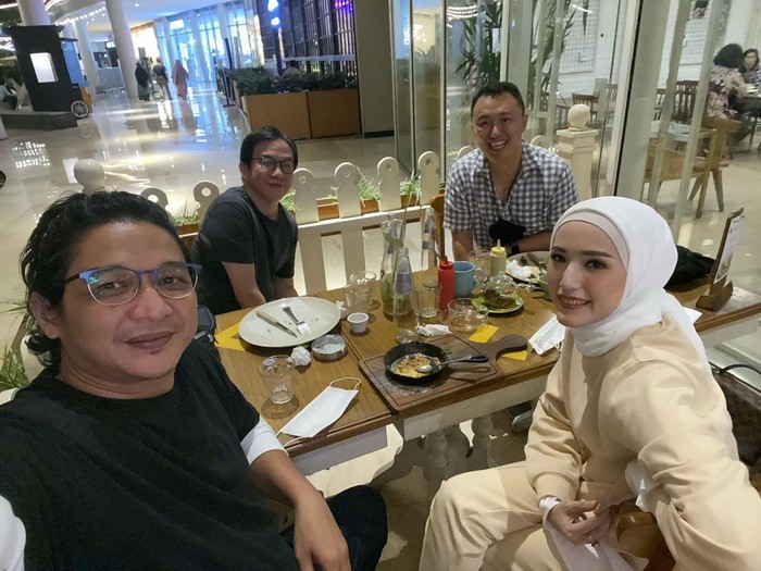 Pasha 'Ungu' Mesra Saat Kulineran Bareng Istri, Intip Momennya! Pasha 'Ungu' Mesra Saat Kulineran Bareng Istri, Intip Momennya!