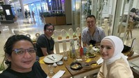 Tak jarang Adelia ikut menemani Pasha untuk urusan bisnis. Seperti momen ketika pembahasan bisnis ini berlangsung di restoran.