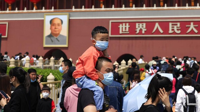 Pasutri di China Sekarang Boleh Punya Tiga Anak A child holds a dinosaur balloon during Childrens Day at a mall in Beijing on Tuesday, June 1, 2021. Chinas ruling Communist Party said it will ease birth limits to allow all couples to have three children instead of two in hopes of slowing the rapid aging of its population, which is adding to strains on the economy and society. (AP Photo/Ng Han Guan)