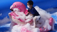 Banyak yang memperkirakan bahwa hasil sensus terkini itu akan ditindaklanjuti dengan perubahan kebijakan pemerintah terkait jumlah anak dalam satu keluarga. AP Photo/Ng Han Guan  