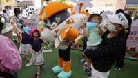 Situasi demikian menambah desakan bagi Beijing untuk mengeluarkan langkah-langkah agar tiap keluarga di China bisa menambah anak demi mencegah penurunan tingkat kelahiran. AP Photo/Ng Han Guan  