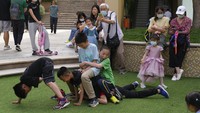 Kebijakan ini diambil setelah laporan terbaru sensus setiap 10 tahun yang menunjukkan bahwa laju pertumbuhan penduduk di China saat ini berada di tingkat paling lambat dalam beberapa dekade terakhir. AP Photo/Ng Han Guan  