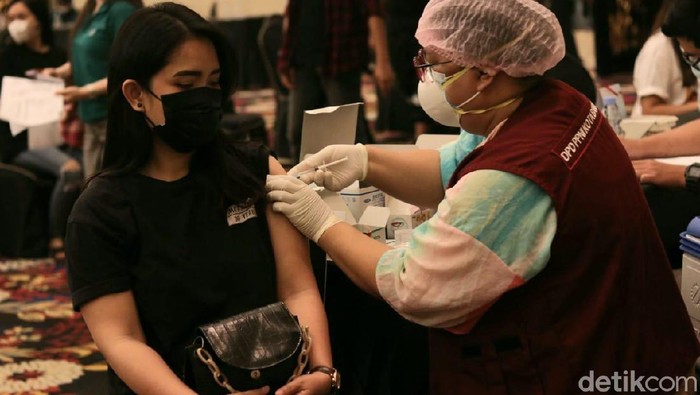 Pelaku Buparekraf Bandung jalani vaksinasi