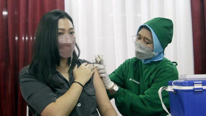 Pelaku Usaha di Mall Thamrin City Disuntik Vaksin COVID-19 Para pelaku usaha di Mall Thamrin City disuntik vaksin COVID-19. Vaksinasi ini bertujuan untuk memberikan kenyamanan pada pedagang dan pembeli.