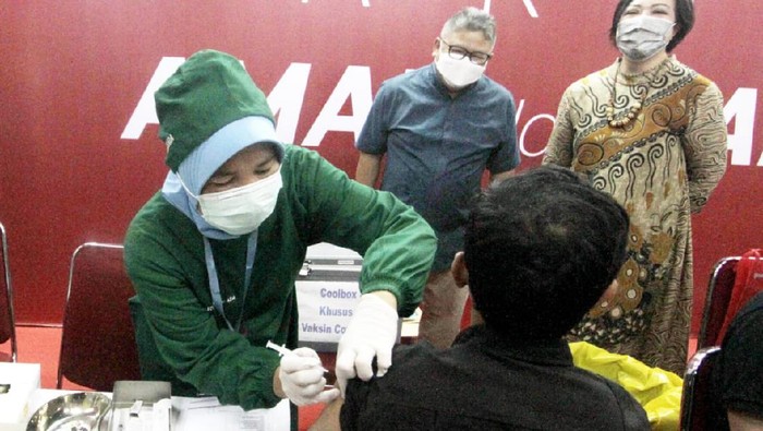 Para pelaku usaha di Mall Thamrin City disuntik vaksin COVID-19. Vaksinasi ini bertujuan untuk memberikan kenyamanan pada pedagang dan pembeli.