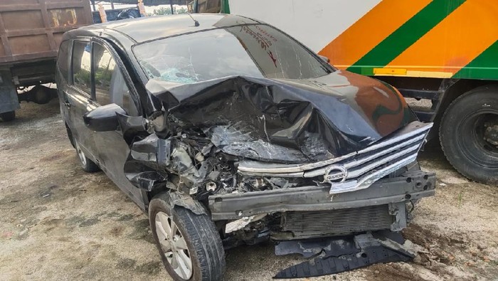 Mobil dinas Pemkab Batu Bara tabrakan dengan mobil berisi rombongan pelayat, di Jalan Lintas Sumatera, Rabu (2/6/2021).