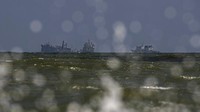 Menurut para pakar, imbas kebakaran tersebut berton-ton pelet plastik memenuhi pinggiran pantai dan daerah penangkapan ikan di kawasan Sri Lanka yang menyebabkan salah satu krisis lingkungan terbesar dalam puluhan tahun. AP Photo/Eranga Jayawardena.