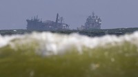 Kapal MV X-Press Pearl yang mengangkut puluhan ton bahan kimia tenggelam di lepas pantai barat Sri Lanka. Sebelumnya kapal kargo yang terdaftar di Singapura itu terbakar pada 20 Mei lalu. AP Photo/Eranga Jayawardena.  