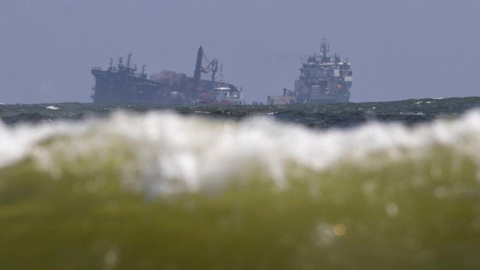 Penampakan Kapal Pengangkut Bahan Kimia yang Tenggelam di Sri Lanka Kapal MV X-Press Pearl tenggelam di lepas pantai barat Sri Lanka. Kapal kargo yang mengangkut puluhan ton bahan kimia itu sebelumnya terbekar beberapa hari lalu