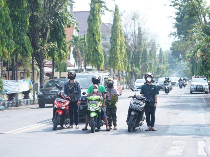 Hari Lahir Pancasila diperingati pada Selasa (1/6). Di Kota Kediri, ada pemandangan yang menunjukkan rasa dan jiwa nasionalisme.