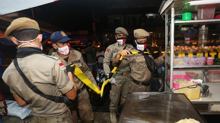 PENYEGELAN WARKOP PELANGGAR PROTOKOL KESEHATAN Petugas gabungan dari Satpol PP, TNI/Polri, Diskominsa dan Dinas Kesehatan menyegel salah satu warung kopi di Meulaboh, Aceh Barat, Aceh, Selasa (1/6/2021). Penyegelan warung tersebut dilakukan karena melanggar aturan protokol kesehatan COVID-19. ANTARA FOTO/Syifa Yulinnas/wsj.