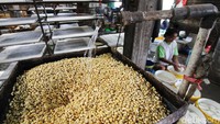 Para perajin tahu di Solo turut terdampak kenaikan harga kedelai impor.
