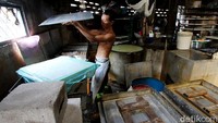 Menurut pengusaha tahu mereka tetap harus membuat tahu yang bahan dasarnya dari Kedelai impor tersebut agar tetap bisa memenuhi kebutuhan sehari-hari.  