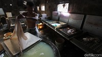 Menurut pengakuan pemilik rumah industri tahu ditempat tersebut harga kedelai impor mencapai Rp 11 ribu.  