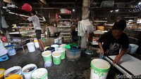 Kenaikan harga kedelai tersebut menuai beragam respon dari perajin hingga pedagang tahu.  