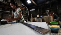 Tak sedikit perajin yang kemudian menyesuaikan ukuran guna menyiasati kenaikan harga kedelai impor.