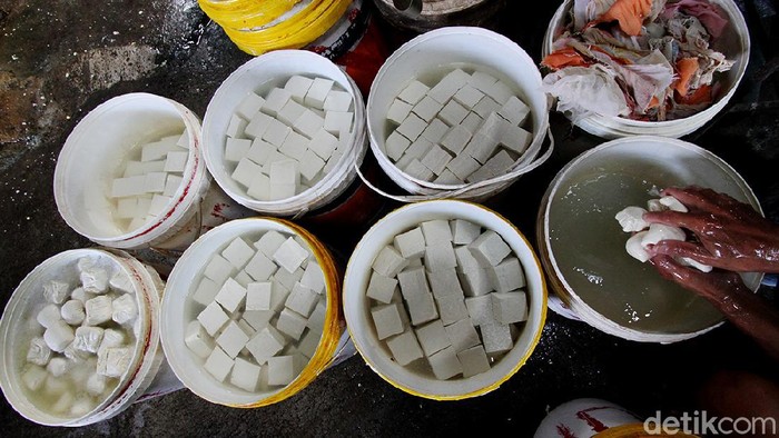 Perajin tahu di Solo terdampak kenaikan harga kedelai impor. Meski begitu, mereka tetap memproduksi tahu untuk memenuhi kebutuhan sehari-hari.