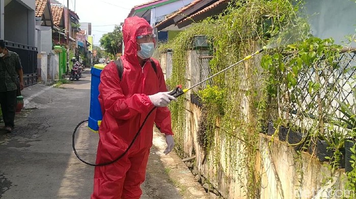 Petugas menyemprot disinfektan di lingkungan rumah satu keluarga yang isolasi mandiri di Pemalang, Rabu (2/6/2021).