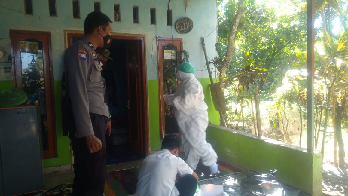 Pendampingan yang dilakukan oleh bhabinkamtibmas dan bhabinsa dalam rangka pencegahan penyebaran virus Corona.