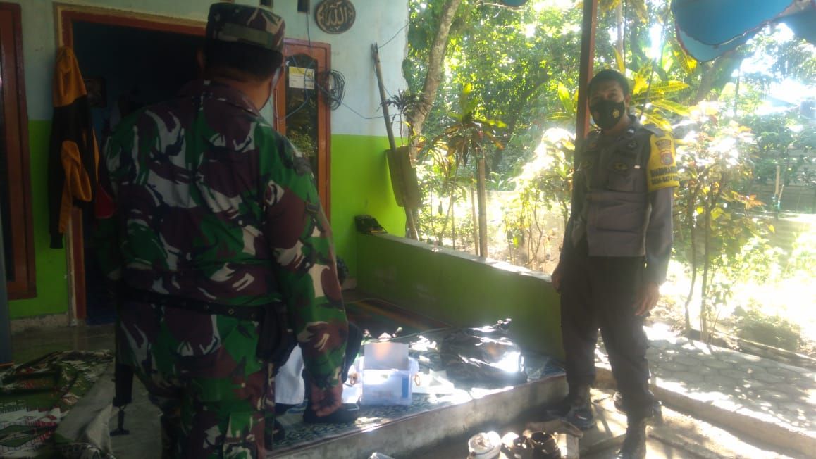 Pendampingan yang dilakukan oleh bhabinkamtibmas dan bhabinsa dalam rangka pencegahan penyebaran virus Corona.