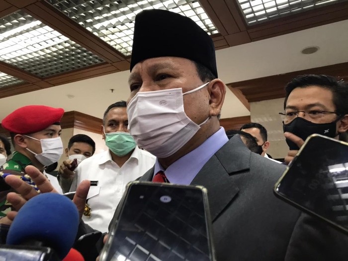 Menhan Prabowo Subianto usai rapat kerja dengan Komisi I DPR, di kompleks parlemen, Senayan, Jakarta, Rabu (2/6/2021).
